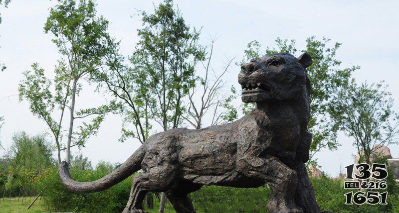 公園老虎動物銅雕 老虎雕塑作品古董背著松樹圖片