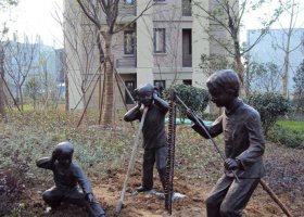 放鞭炮的兒童公園景觀銅雕 放鞭炮雕塑鞭炮兒童模型大全