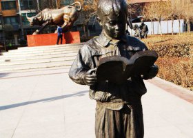 校園看書的小學(xué)生人物銅雕 小學(xué)生雕塑作品美術(shù)公園校園