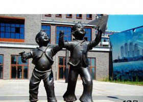 童趣主題兒童放風(fēng)箏銅雕 放風(fēng)箏雕塑公園模型鄉(xiāng)村兒童