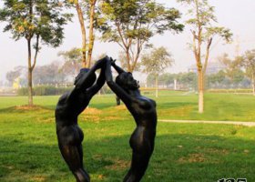 公園人物背對(duì)背拉手的情侶銅雕  情侶雕塑圖片簡(jiǎn)筆廠家標(biāo)志性