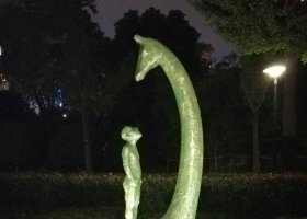 公園站在長頸鹿背上的人物景觀銅雕 長頸鹿雕塑圖片作用結(jié)構(gòu)電話
