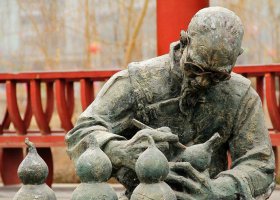 園林在葫蘆上刻字的老人小品銅雕 葫蘆雕塑人物魚簍人造英雄