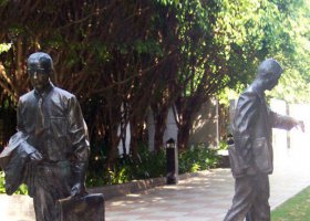 公園提著公文包的人物小品銅雕 