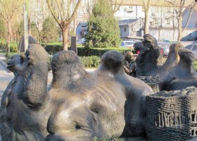 江鎮(zhèn)公園臥著的駱駝動物銅雕 駱駝雕塑作品施工圖壁紙馬臺