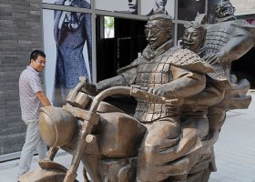 銅雕街頭騎摩托人物雕塑 