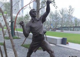銅雕戶外公園打羽毛球運動人物擺件 打羽毛球雕塑公園價格場地地方