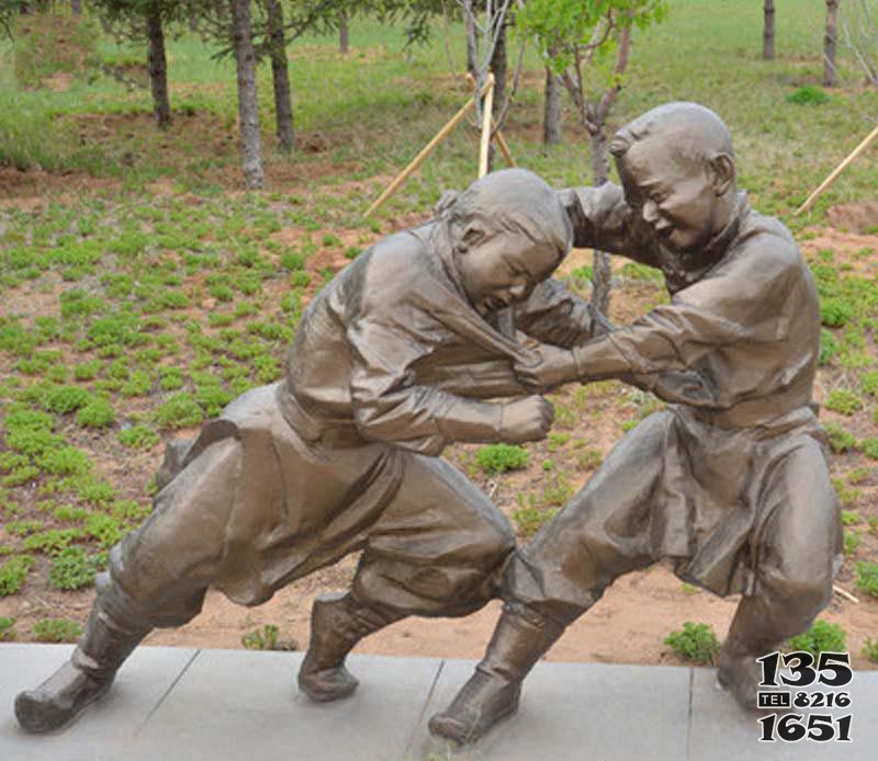 公園摔跤的小男孩銅雕 男孩雕塑大全作品簡介大道意義圖片