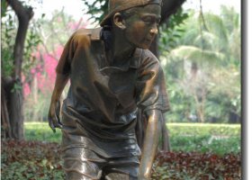 公園滑板男孩銅雕 男孩雕塑銅雕鄉(xiāng)村酒店摔跤