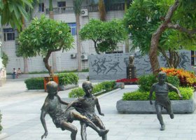 廣場(chǎng)小孩踢足球人物銅雕 踢足球雕塑圖片民族作品簡(jiǎn)介圖案
