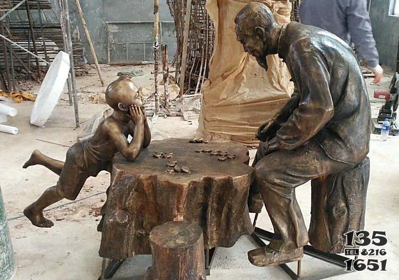 公園下象棋的祖孫人物小品銅雕 下象棋雕塑銅人銅雕景觀大全圖片