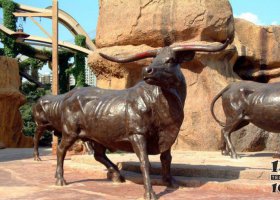 公園牛動(dòng)物銅雕 