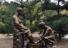 校園百善孝為先人物銅雕 