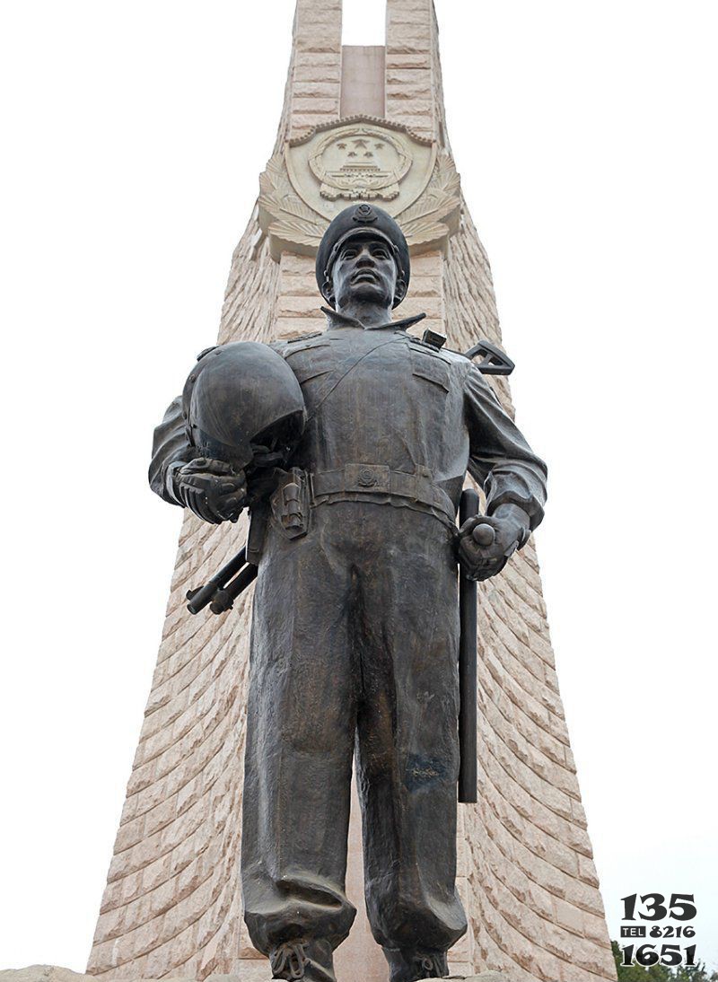 公園拿著頭盔的解放軍人物銅雕 軍人雕塑紅軍品德論文大型圖片
