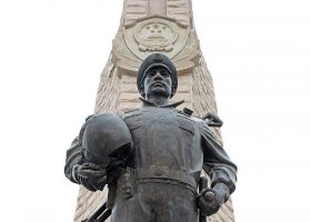 公園拿著頭盔的解放軍人物銅雕 軍人雕塑紅軍品德論文大型