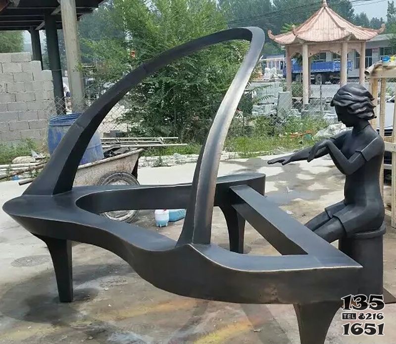 彈鋼琴?gòu)V場(chǎng)抽象銅雕 圖片