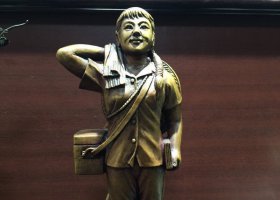 公園背著藥箱的女人人物銅雕 女人雕塑美女素描琵琶寺廟