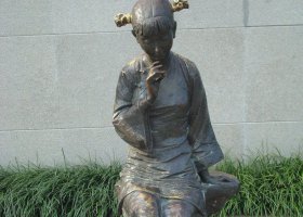 街邊低頭思考的女孩景觀銅雕 女孩雕塑圖片效果圖辮子水晶
