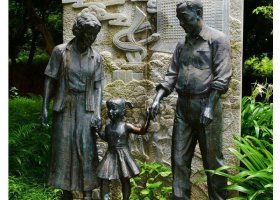 一家三口公園人物銅雕 一家雕塑家人熊貓頭像作品