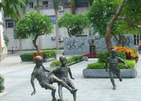 小孩踢足球銅雕 踢足球雕塑人物運(yùn)動作品卡通