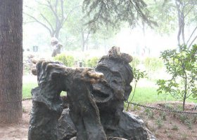 公園蹲著吃涼皮的人物景觀銅雕 