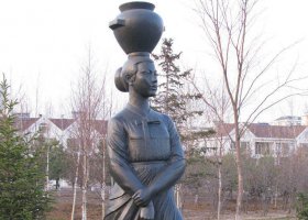 公園頂罐子的少數(shù)民族女人人物銅雕 女人雕塑銅雕背景衣服壁紙