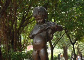 公園撒尿的小男孩人物銅雕 男孩雕塑蛋糕小學(xué)生三個(gè)藍(lán)色