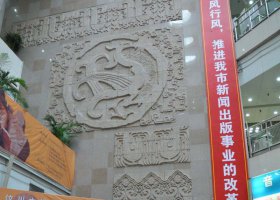商場拿著手電筒看書的小女孩景觀銅雕 