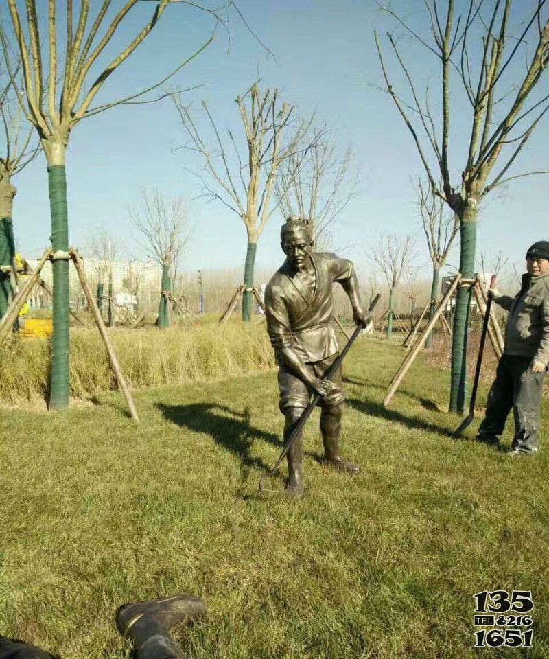 做農(nóng)活公園人物銅雕 圖片