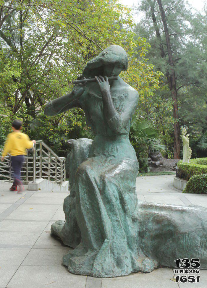 公園吹笛子的女孩人物銅雕 吹笛子雕塑笛子男孩女人課文圖片