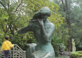 公園吹笛子的女孩人物銅雕 吹笛子雕塑笛子男孩女人課文