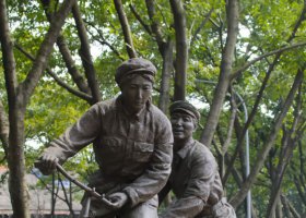 公園學(xué)騎自行車的人物銅雕  騎自行車雕塑公園卡通價格廠家