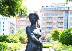 少數(shù)民族女人青銅人物銅雕 女人雕塑擺件手提包造型別墅