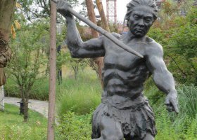 拿著竹棍叉魚的古代人物銅雕 