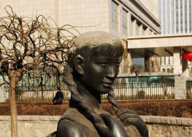 背書包的女孩公園人物銅雕 