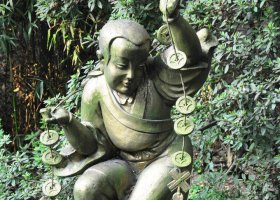 公園拿著錢串的古代人物銅雕 