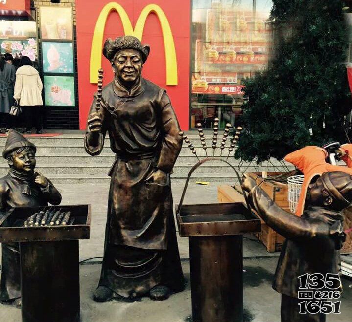 步行街賣糖葫蘆的人物銅雕 糖葫蘆雕塑作品老人街邊戰(zhàn)士圖片