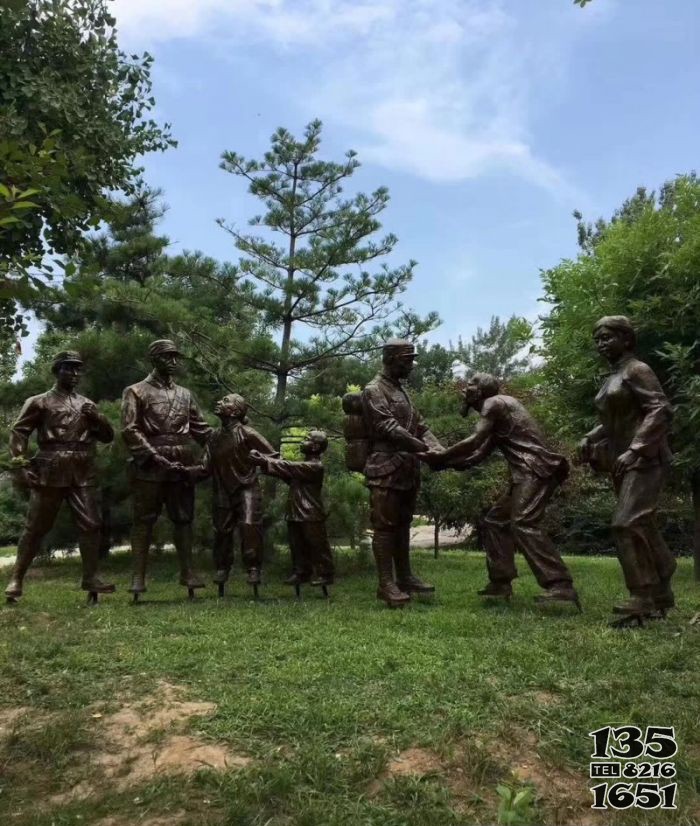 慰問(wèn)八路軍戰(zhàn)士銅雕 八路軍雕塑純銅高清戰(zhàn)士門(mén)前圖片