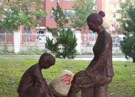 給媽媽洗腳人物公園景觀玻璃鋼仿銅擺件 洗腳雕塑母親老頭大全孫子