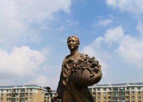 公園抱著花籃的少數(shù)民族女孩人物銅雕 女孩雕塑小女孩臥室蘋果擺設(shè)