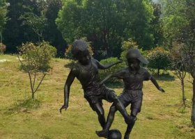 兒童玩耍踢足球銅雕 踢足球雕塑男孩形象少年展品