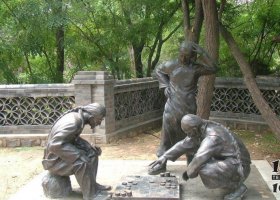 公園下象棋的古代人物小品銅雕 下象棋雕塑象棋山中園林小朋友