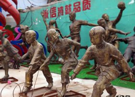 滾鐵環(huán)的兒童銅雕 
