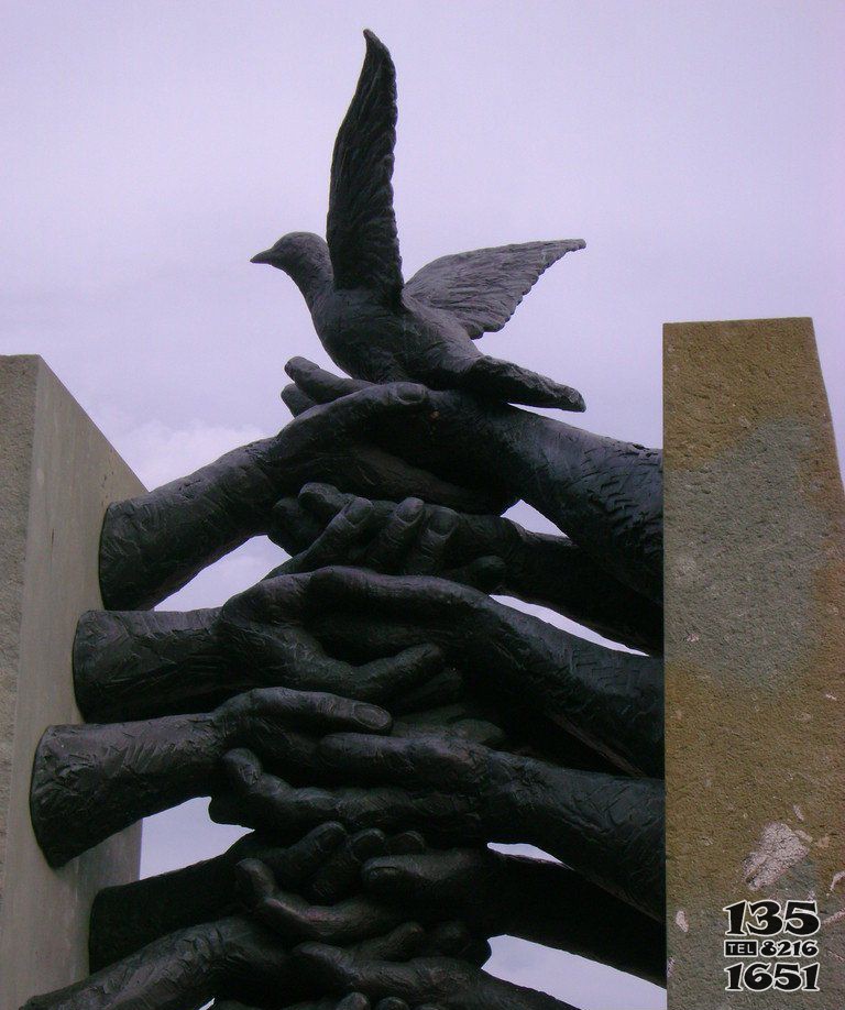 公園托起鴿的雙手景觀銅雕 景觀雕塑圖片采購(gòu)網(wǎng)街道作文圖片