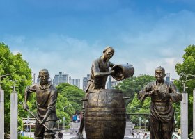 廣場(chǎng)釀酒小品人物銅雕 釀酒雕塑人物方法純銅精雕