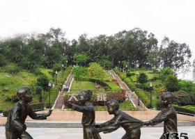 廣場銅雕玩游戲兒童人物雕塑 兒童雕塑醫(yī)院泥土民間金元寶