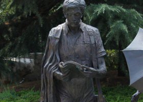 公園站著看書(shū)的人物銅雕 