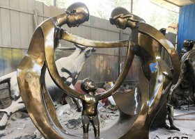 公園景觀幸福的一家三口玻璃鋼仿銅雕塑 一家雕塑三口燈光人兒照片