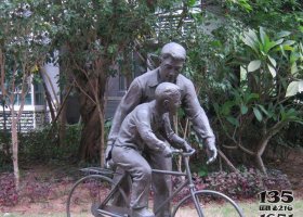 公園教兒子騎自行車的父親小品銅雕 騎自行車雕塑自行車青蛙魚騎大全