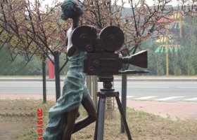 錄像公園人物銅雕 